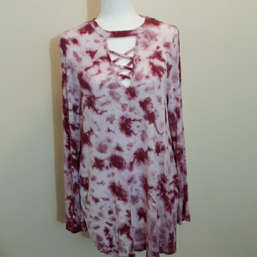 5/$25 Sale- Burgundy/pink tye die tunic w/keyhole